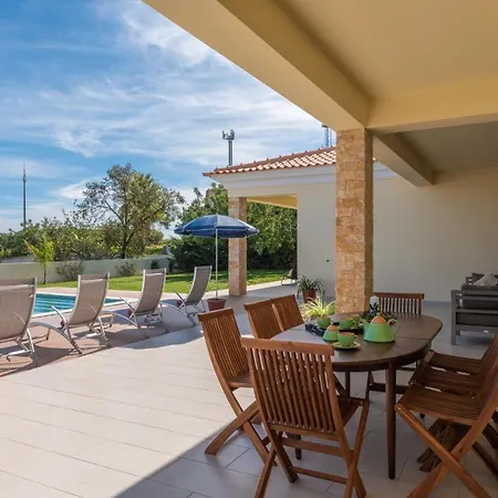 Roja- Pe Sleeps 8 With Pool Air Con And Wifi * Olhos de Agua (Albufeira)