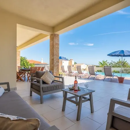 Vila Roja- Pe Sleeps 8 With Pool Air Con And Wifi