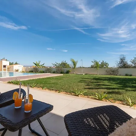 Roja- Pe Sleeps 8 With Pool Air Con And Wifi Vila