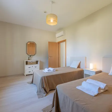 Roja- Pe Sleeps 8 With Pool Air Con And Wifi *