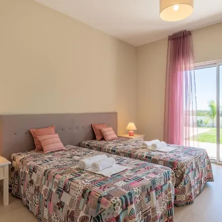 Roja- Pe Sleeps 8 With Pool Air Con And Wifi * Olhos de Agua (Albufeira)